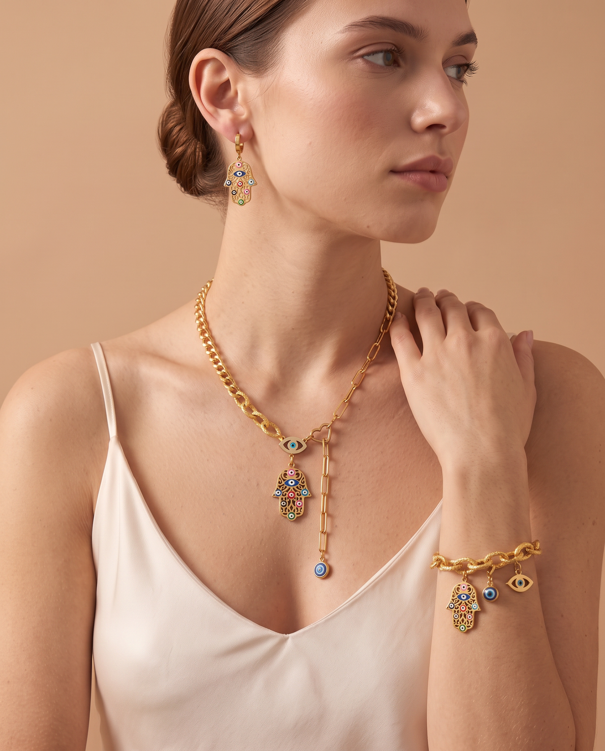 Soft Brilliance Set, Hamsa earrings, necklace and bracelet, portrait on model | Soft Brilliance set, Hamsa-oorbellen, ketting en armband, portret op model