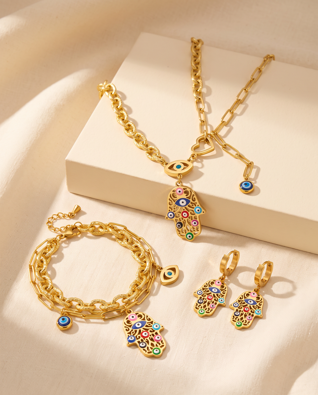 Soft Brilliance Set, Hamsa necklace, bracelet and hoop earrings | Soft Brilliance set, Hamsa-ketting, armband en oorringen