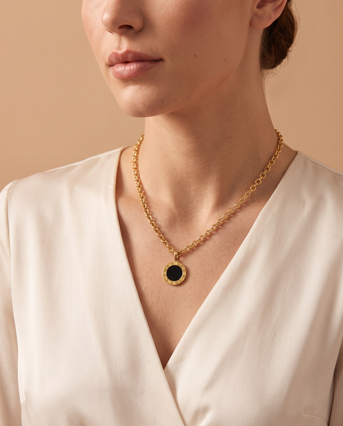Mystic Moon Necklace, portrait on model | Mystic Moon ketting, portret op model