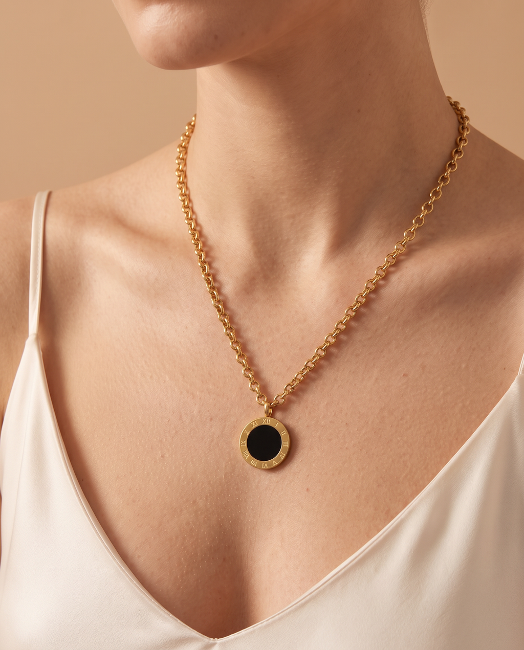 Mystic Moon Necklace, close-up of the pendant and chain | Mystic Moon ketting, close-up van hanger en ketting