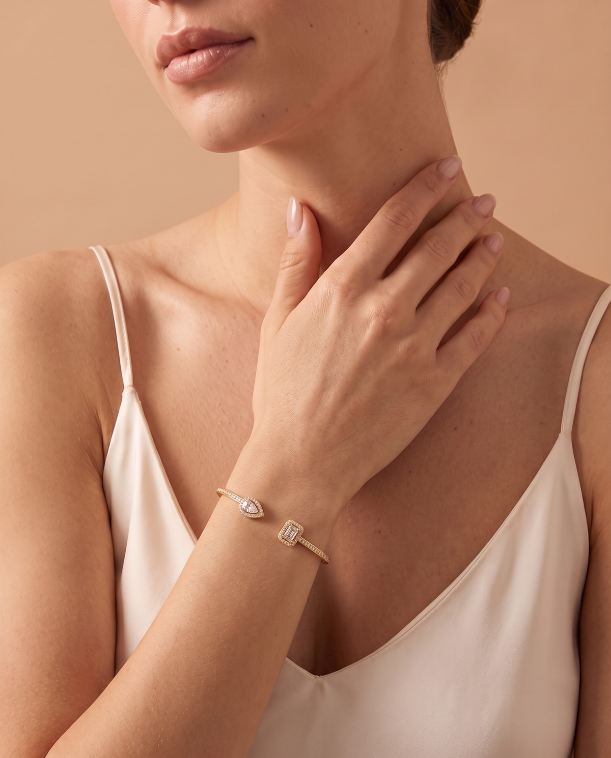 Sunset Glow Bracelet, gold-tone, on model | Sunset Glow armband, goudkleurig, gedragen door model