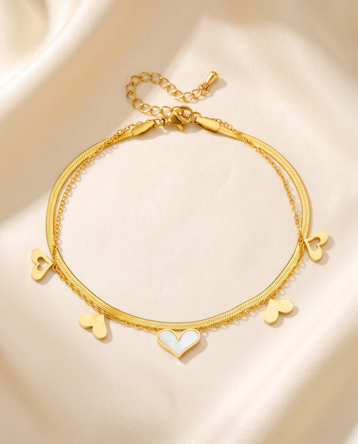 Endless Glow Bracelet close-up: central heart with white mother-of-pearl-look centre | Endless Glow armband close-up: middelste hart met wit parelmoerlook-midden