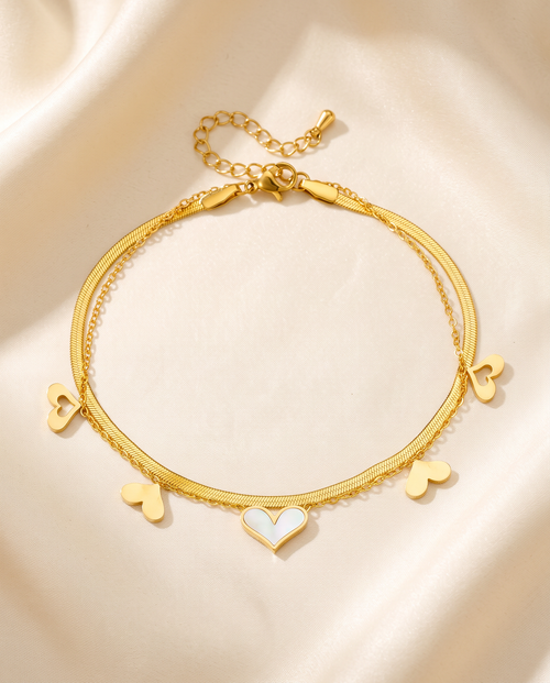 Endless Glow Bracelet close-up: central heart with white mother-of-pearl-look centre | Endless Glow armband close-up: middelste hart met wit parelmoerlook-midden