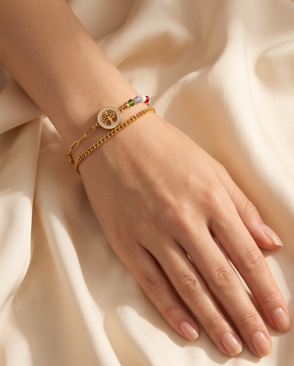Morning Bliss Bracelet worn on the wrist: Tree of Life disc with coloured beads and curb chain | Morning Bliss armband om de pols: levensboom-bedel met gekleurde kraaltjes en schakelketting