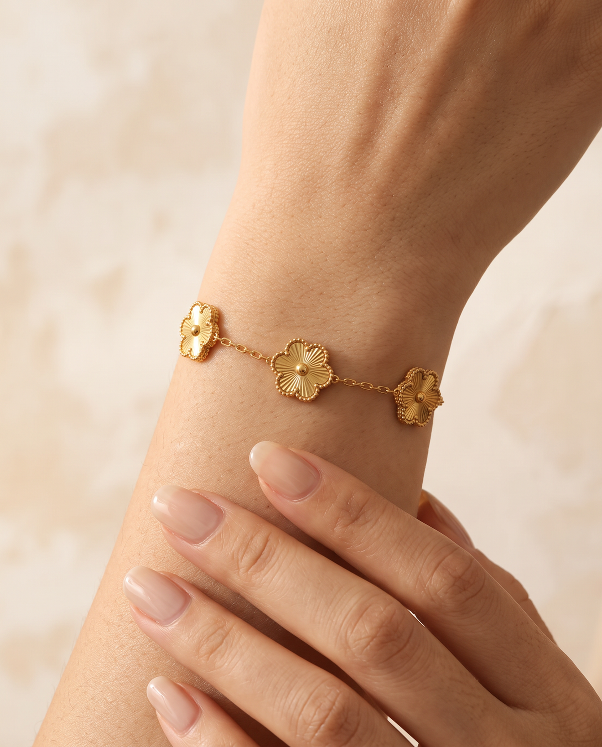 Gentle Shine chain bracelet worn on the wrist: fine chain with five-petal flowers | Gentle Shine schakelarmband om de pols: fijne ketting met bloemetjes