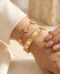 Gentle Shine Bracelet Set worn on the wrist: flower bangle and flower chain bracelet | Gentle Shine armbandenset om de pols: bloemenbangle en bloemenschakelarmband