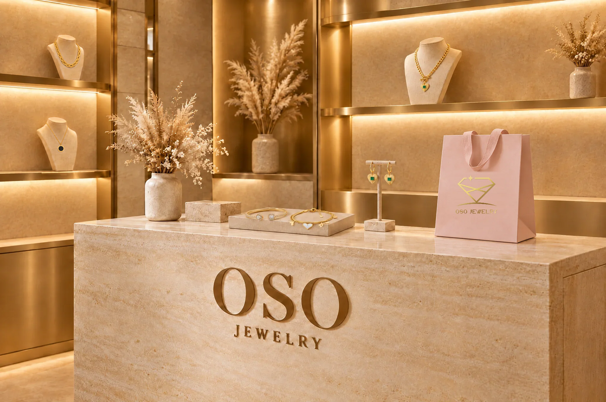 OSO Jewelry-boetiek met de Whispering Sands-, Mystic Moon- en Ocean Grace-kettingen, Ocean Grace-oorbellen, de Sunset Glow- en Endless Glow-armbanden en een roze OSO-tas